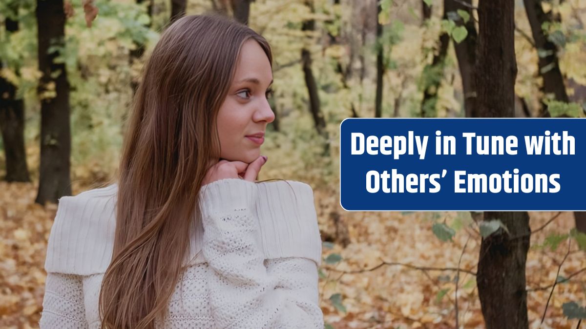 Young woman in beautiful autumn park.